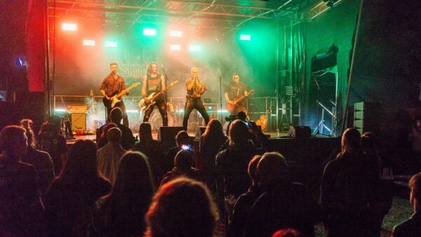 Ricky Shindig bringen mit ihrem energiegeladenen Rock im Stil der 1980er und der entsprechenden Show den Festplatz zum beben. - Ralf Bittner