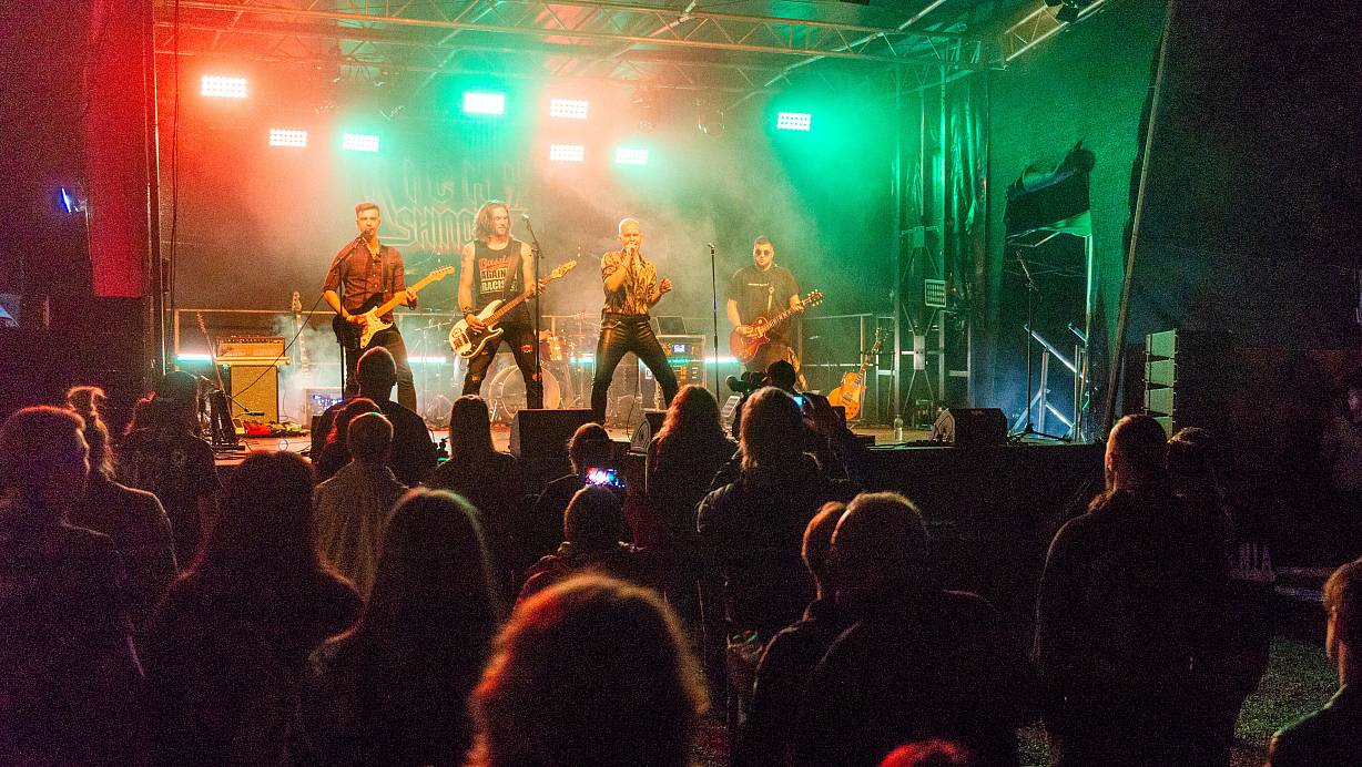 Ricky Shindig bringen mit ihrem energiegeladenen Rock im Stil der 1980er und der entsprechenden Show den Festplatz zum beben. - Ralf Bittner